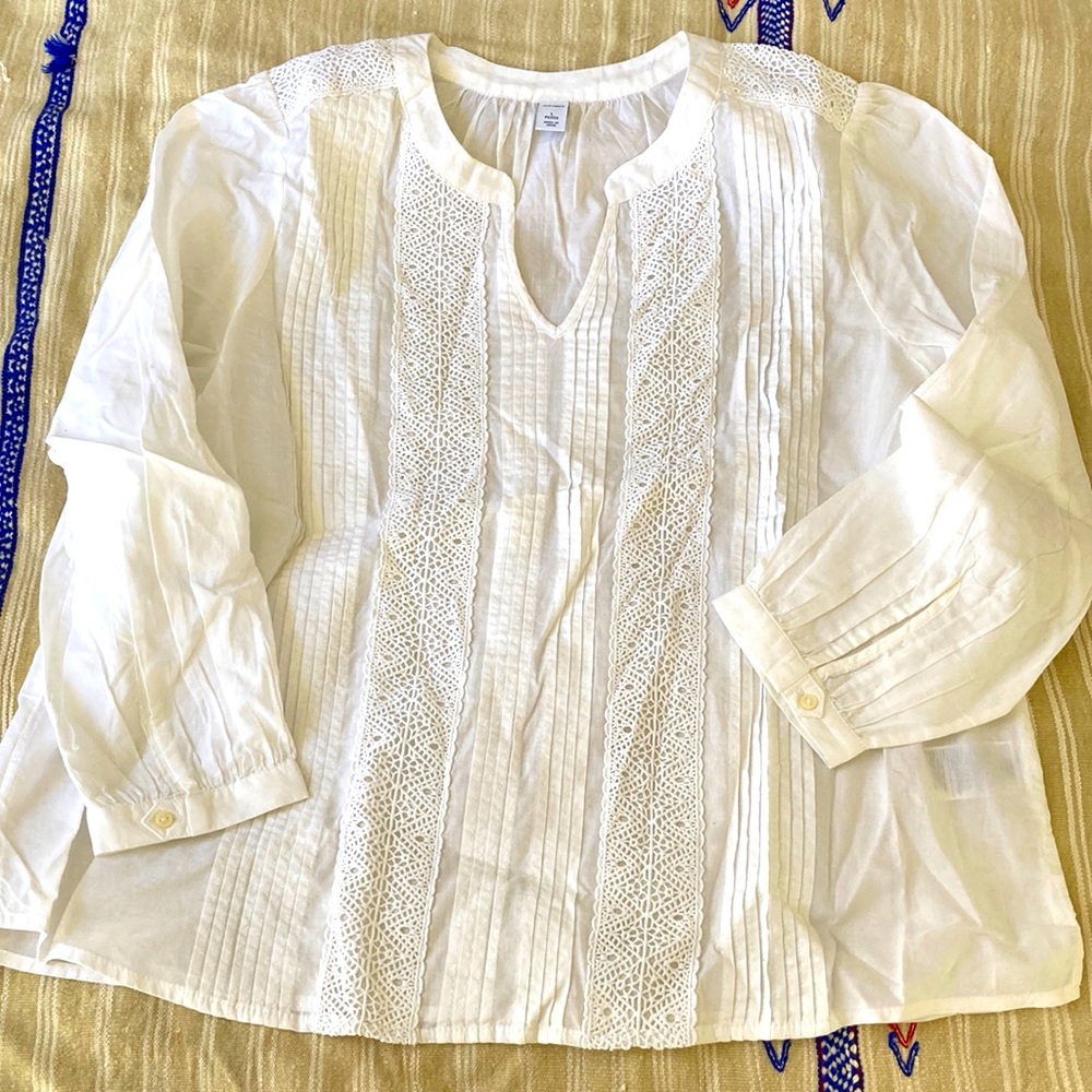 New, never worn no tags Old Navy embroidered shirt. Great details, white